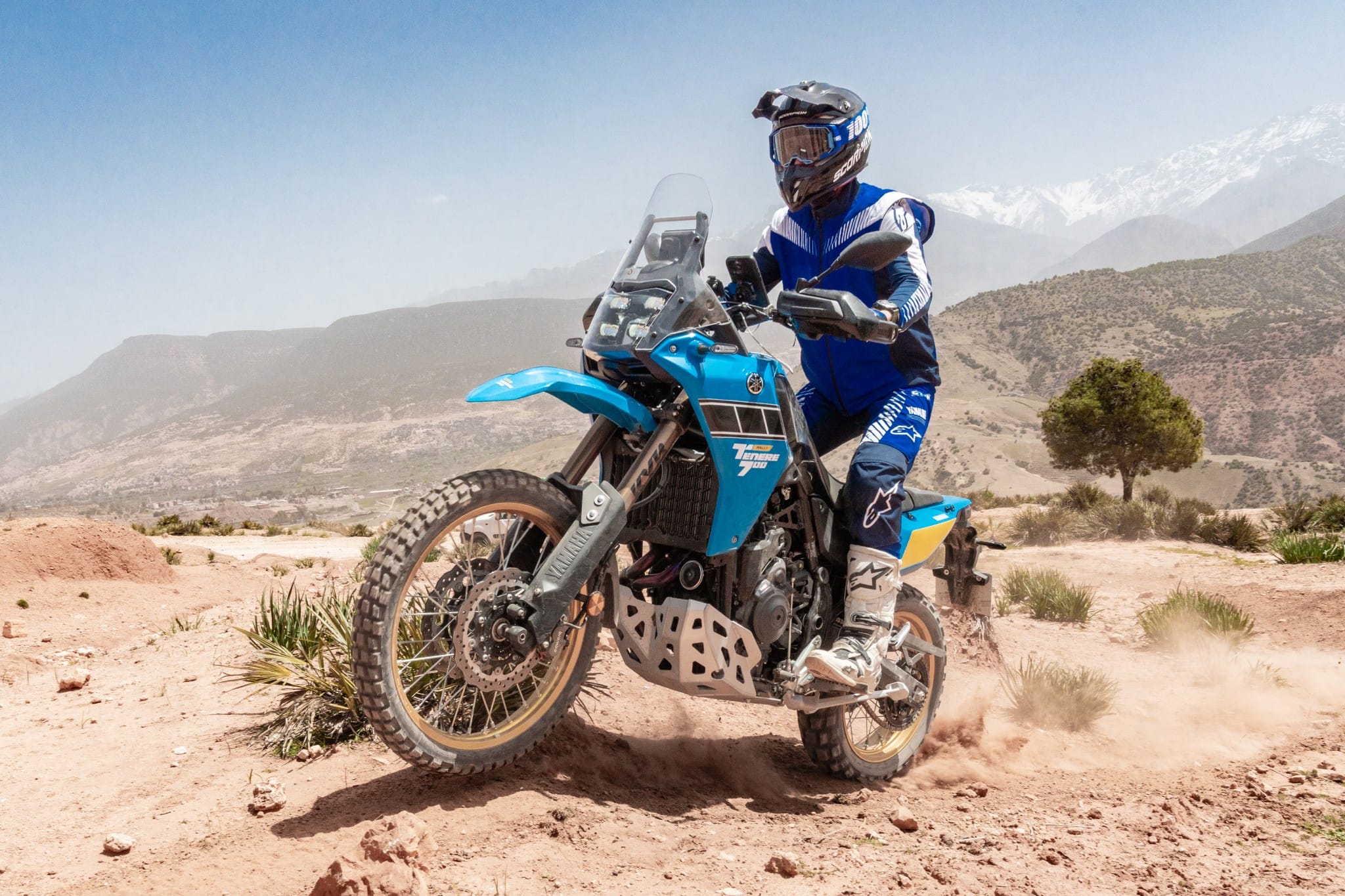Rider on the blue Yamaha Ténéré 700 in the Moroccan mountains