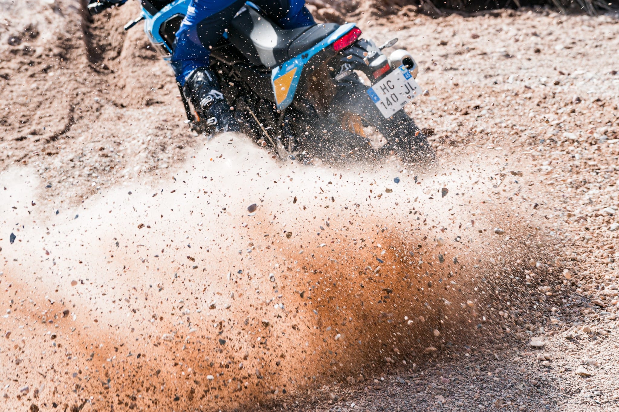 Gravel spraying from the rear wheel of the Yamaha Ténéré 700